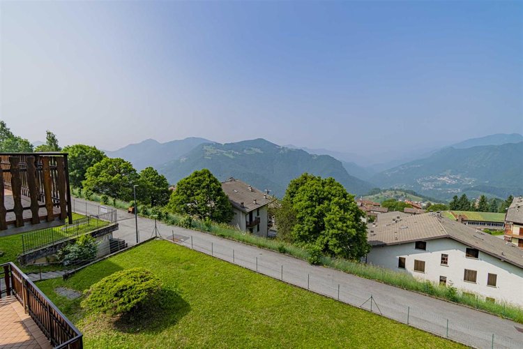 Costa Serina indipendente trilocale con balconata, camino box e arredo Costa Serina