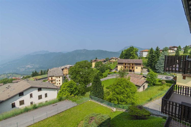 Costa Serina indipendente trilocale con balconata, camino box e arredo Costa Serina