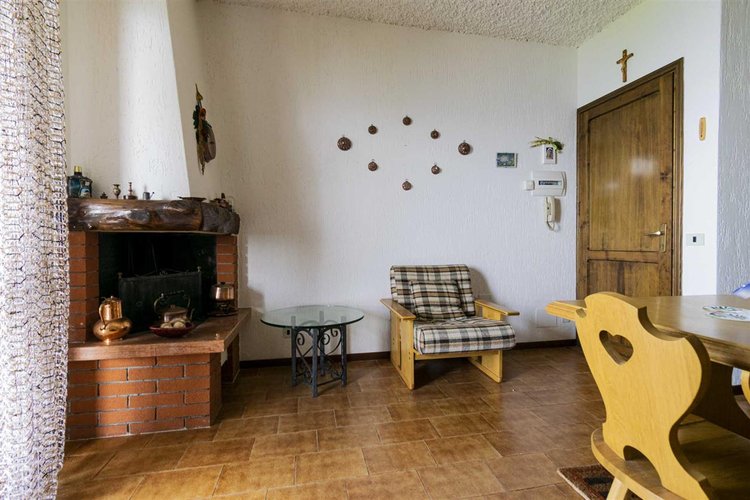 Costa Serina indipendente trilocale con balconata, camino box e arredo Costa Serina