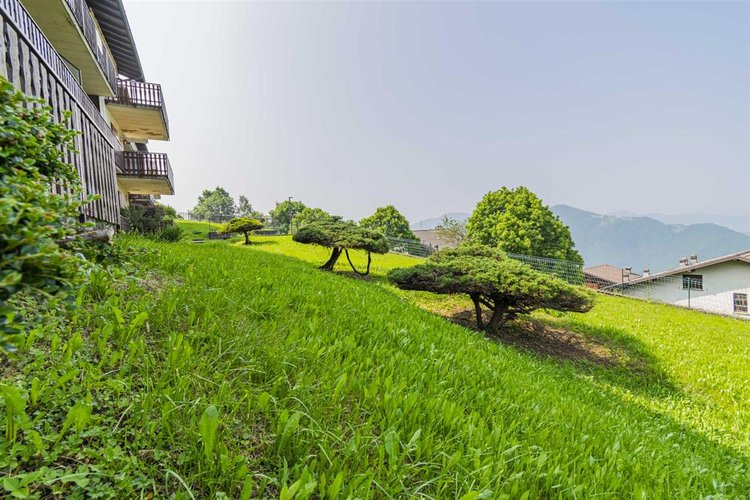 Costa Serina indipendente trilocale con balconata, camino box e arredo Costa Serina