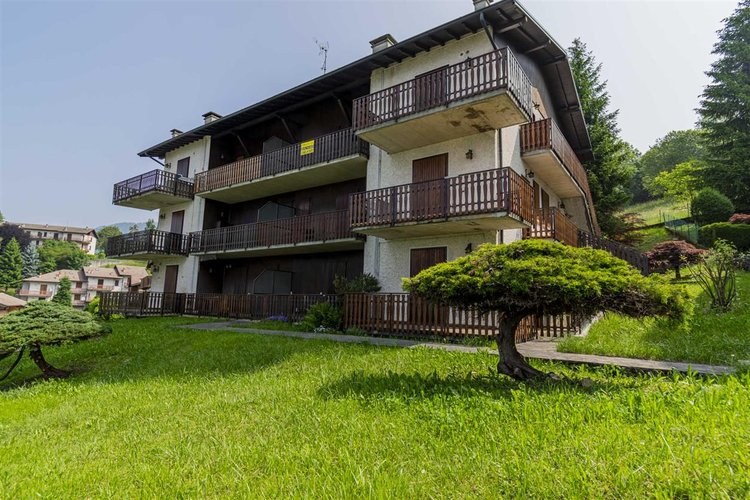 Costa Serina indipendente trilocale con balconata, camino box e arredo Costa Serina