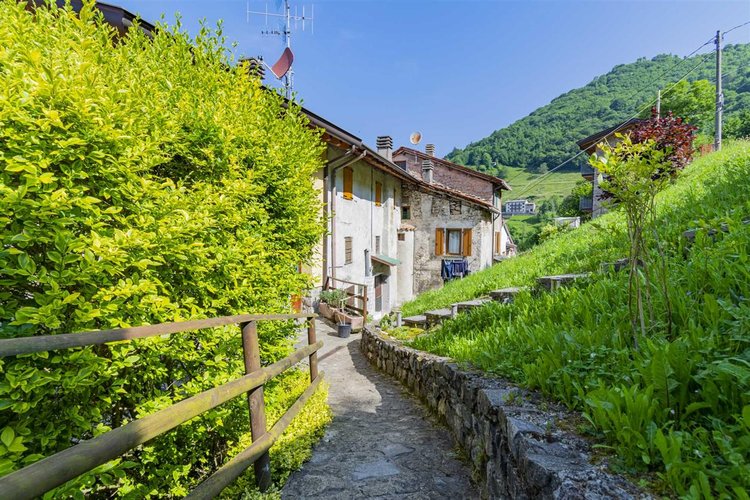 Costa Serina, tipica casetta montana con giardino Costa Serina