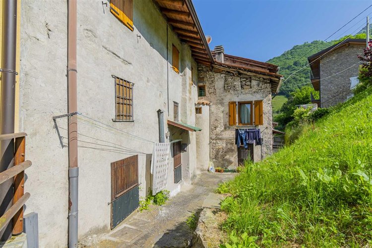 Costa Serina, tipica casetta montana con giardino