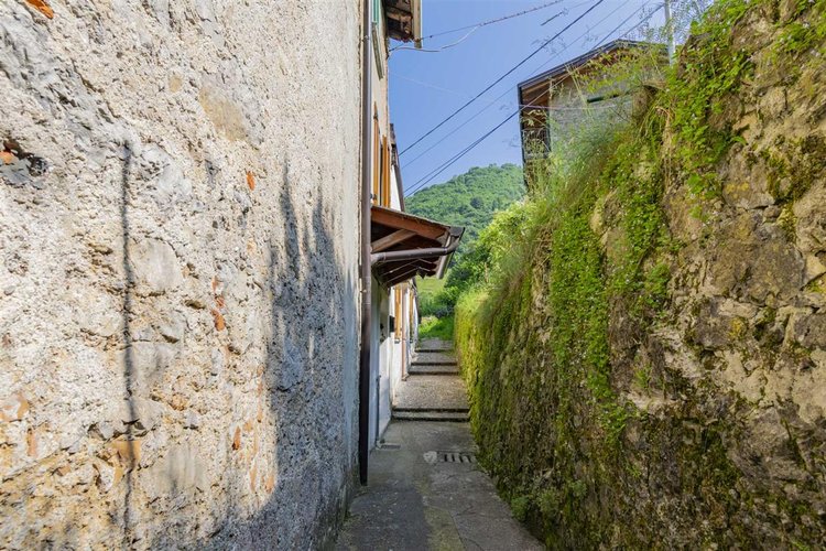 Costa Serina, tipica casetta montana con giardino Costa Serina