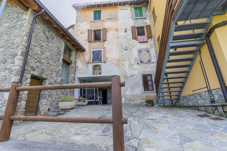 Costa Serina, tipica casetta montana con giardino Costa Serina