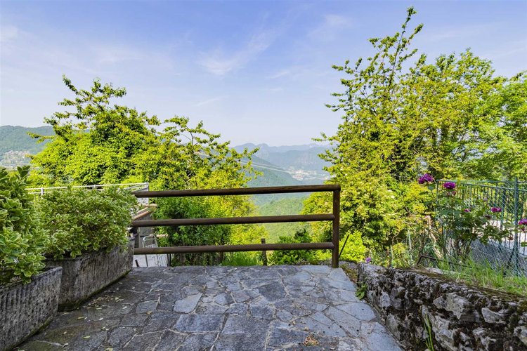 Costa Serina, tipica casetta montana con giardino Costa Serina