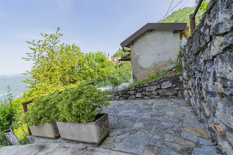 Costa Serina, tipica casetta montana con giardino Costa Serina