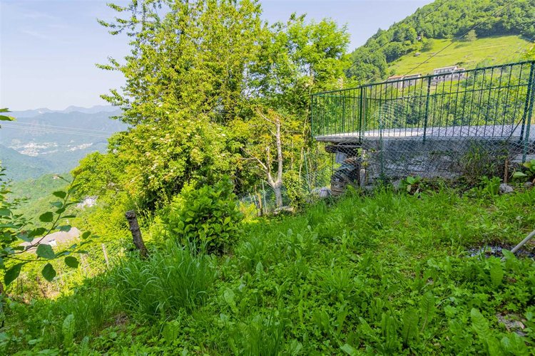 Costa Serina, tipica casetta montana con giardino Costa Serina