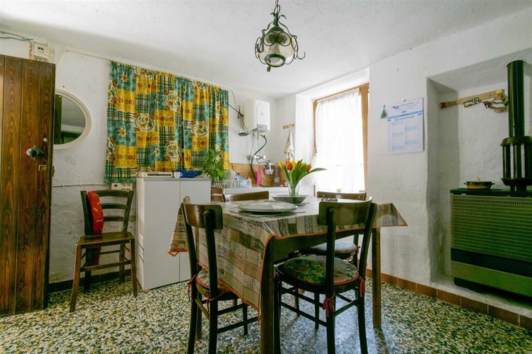 Costa Serina, tipica casetta montana con giardino Costa Serina