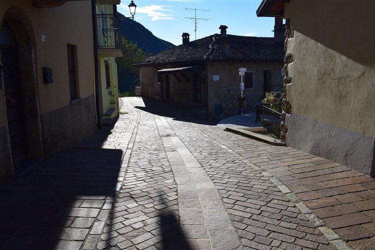 Serina frazione Corone, rustico indipendente con giardino Serina