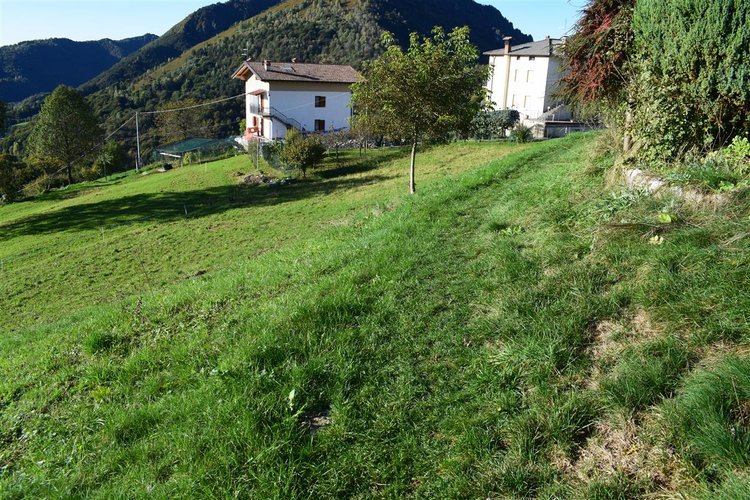 Serina frazione Corone, rustico indipendente con giardino Serina