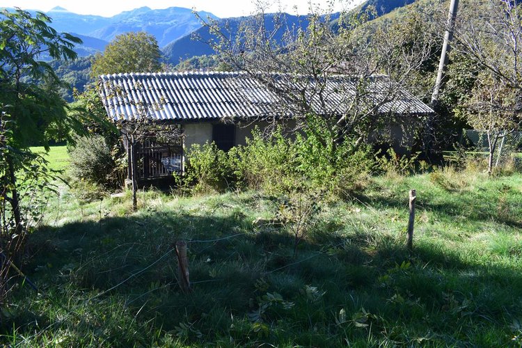 Serina frazione Corone, rustico indipendente con giardino Serina
