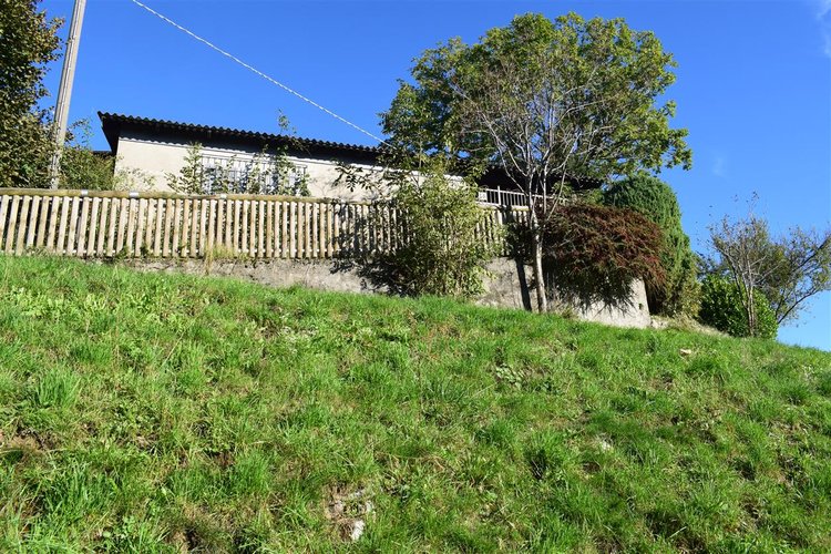 Serina frazione Corone, rustico indipendente con giardino Serina