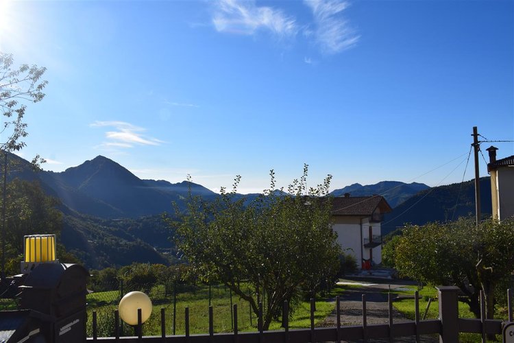 Serina frazione Corone, rustico indipendente con giardino Serina