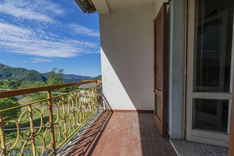 Costa Serina abitabile singola casa d’epoca con corte esclusiva Costa Serina