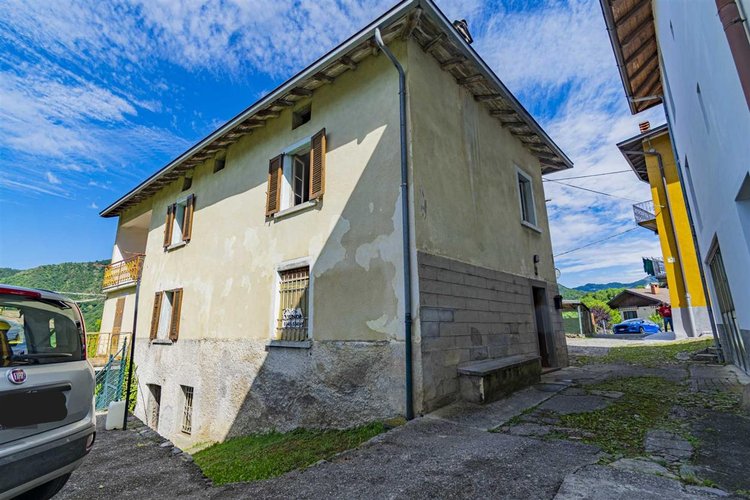 Costa Serina abitabile singola casa d’epoca con corte esclusiva