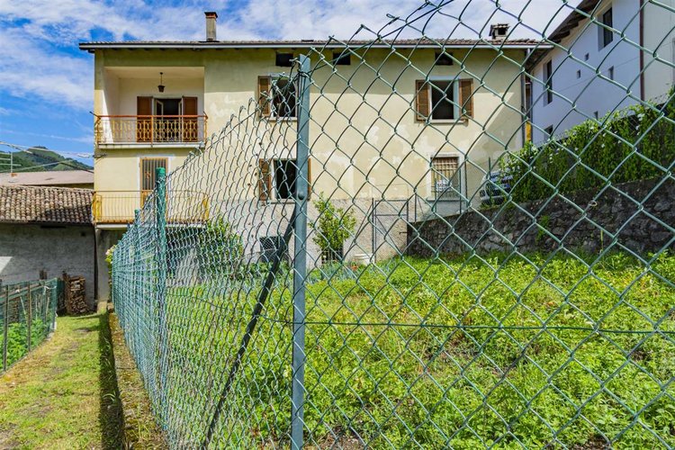 Costa Serina abitabile singola casa d’epoca con corte esclusiva Costa Serina