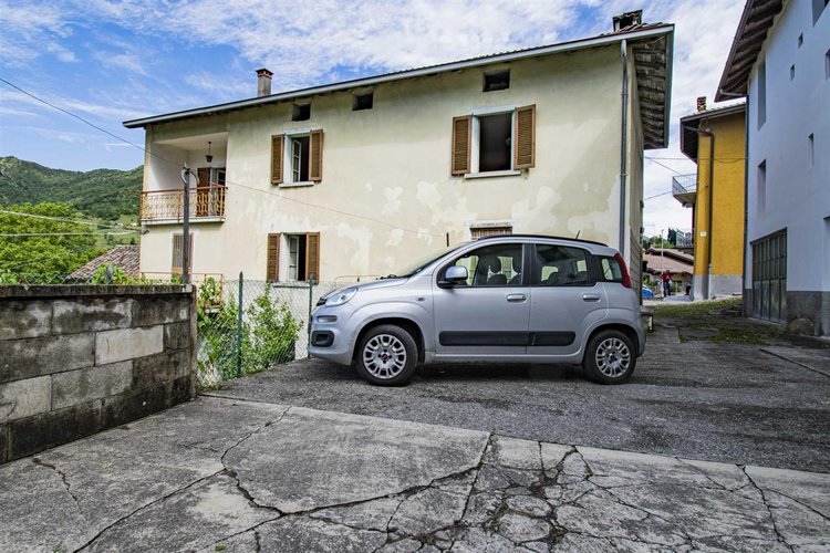 Costa Serina abitabile singola casa d’epoca con corte esclusiva Costa Serina