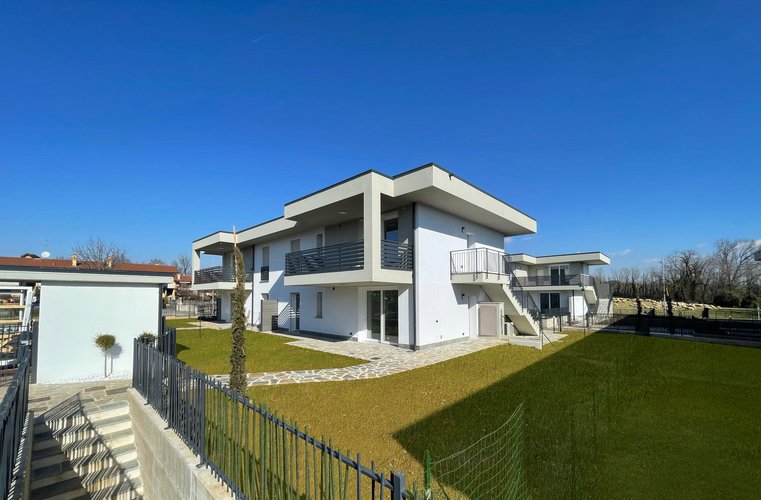 Quadrilocale con giardino, doppi servizi e box doppio