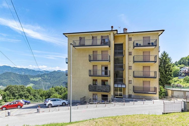 Roncola S.B. adorabile bilocale pluribalconato con cantina Roncola