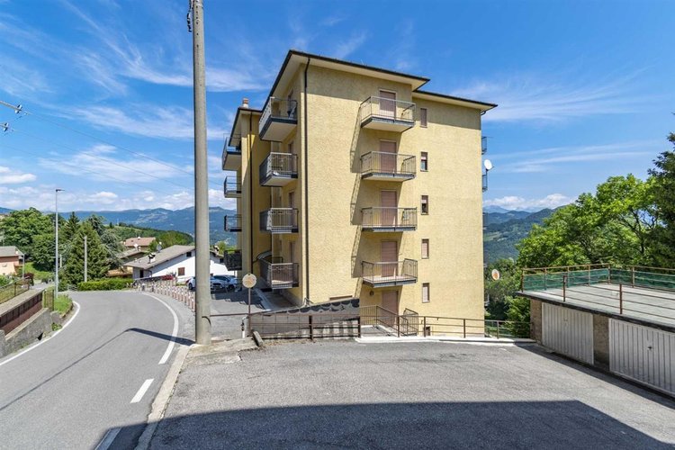 Roncola S.B. adorabile bilocale pluribalconato con cantina Roncola