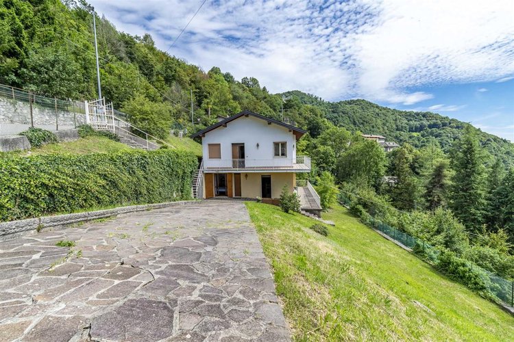 Berbenno, immersa nel verde, villa singola con terreno Berbenno