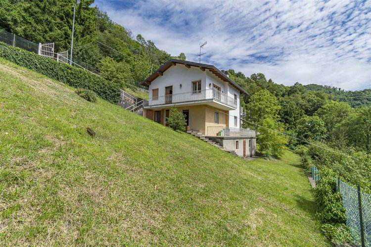 Berbenno, immersa nel verde, villa singola con terreno Berbenno