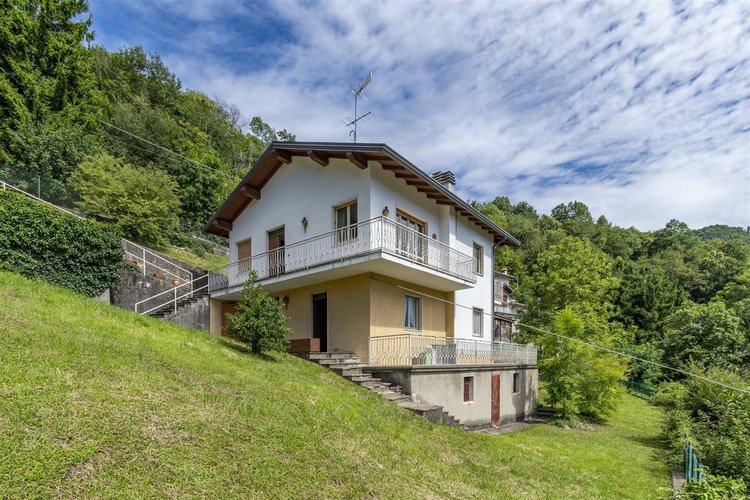 Berbenno, immersa nel verde, villa singola con terreno Berbenno
