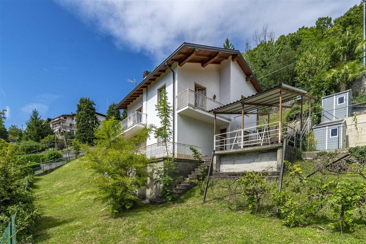 Berbenno, immersa nel verde, villa singola con terreno Berbenno