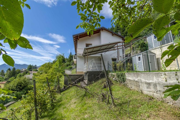 Berbenno, immersa nel verde, villa singola con terreno Berbenno