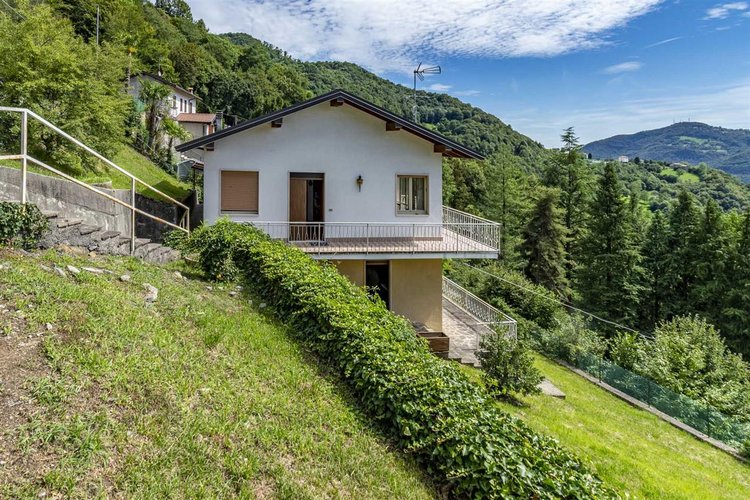 Berbenno, immersa nel verde, villa singola con terreno Berbenno