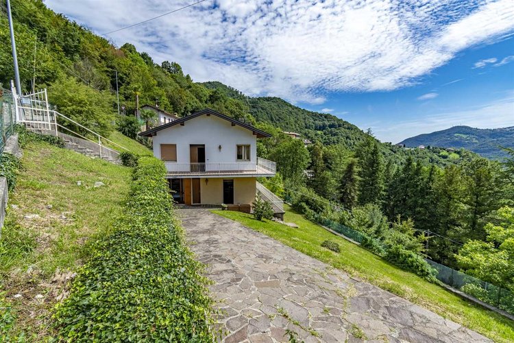 Berbenno, immersa nel verde, villa singola con terreno Berbenno