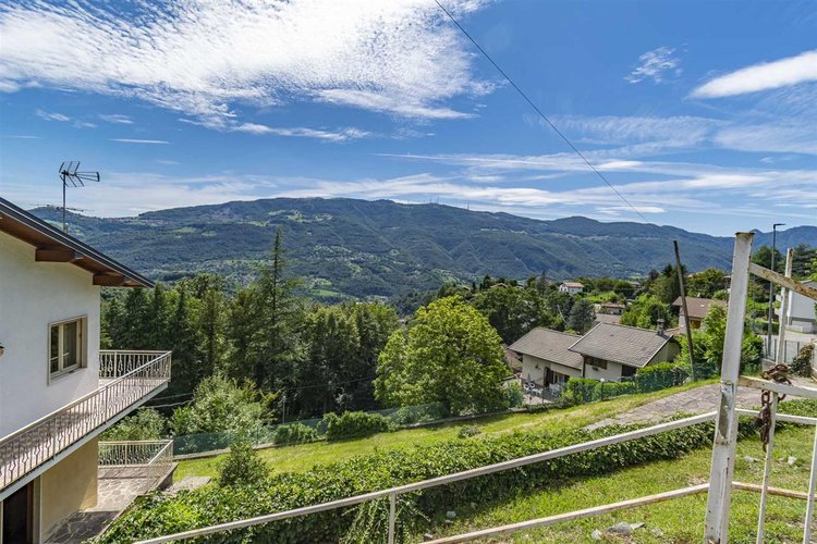 Berbenno, immersa nel verde, villa singola con terreno Berbenno