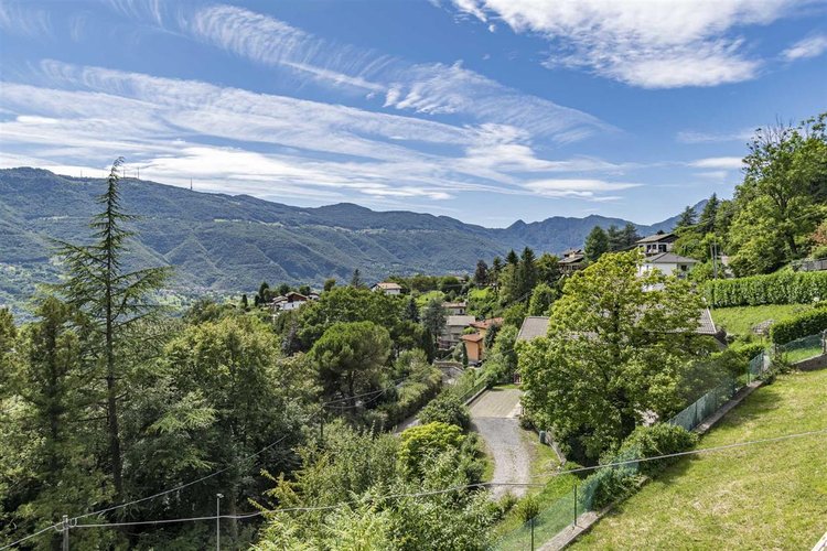 Berbenno, immersa nel verde, villa singola con terreno Berbenno