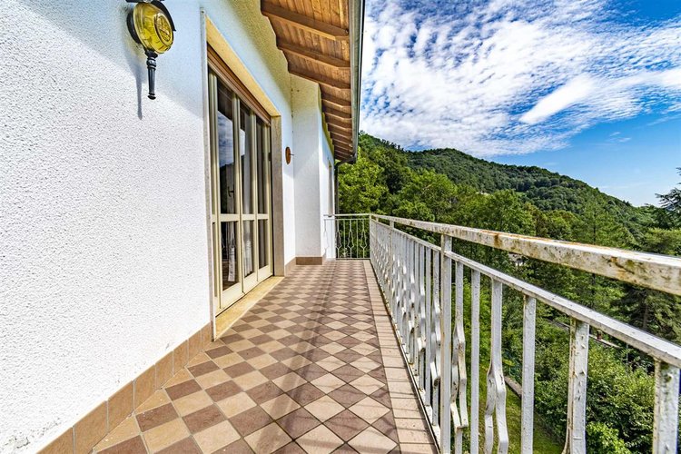 Berbenno, immersa nel verde, villa singola con terreno Berbenno