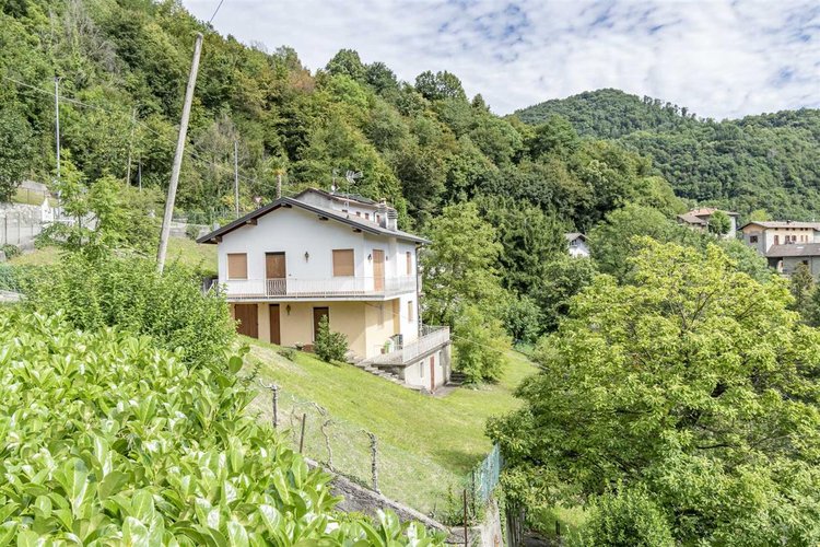 Berbenno, immersa nel verde, villa singola con terreno Berbenno