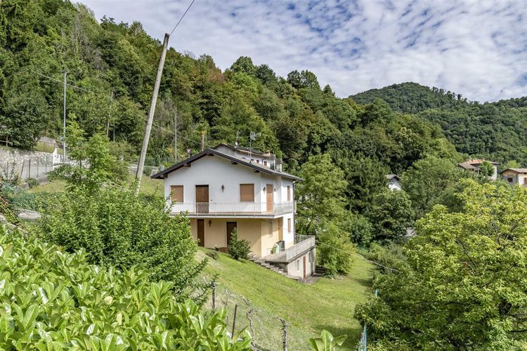 Berbenno, immersa nel verde, villa singola con terreno