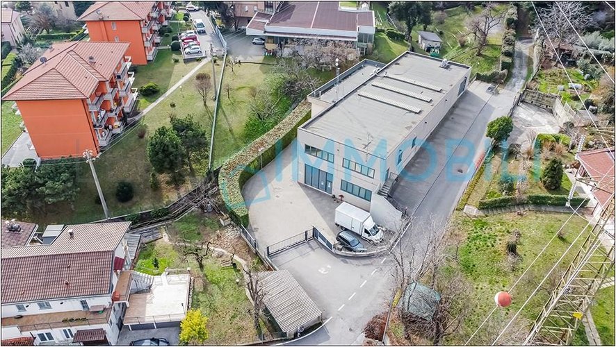 CAPANNONE CON POSTI AUTO Pescate