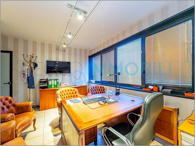 CAPANNONE CON POSTI AUTO Pescate