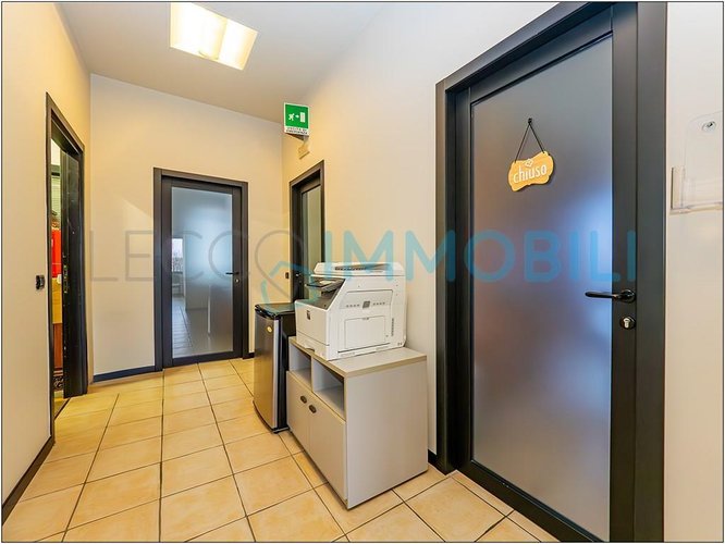 CAPANNONE CON POSTI AUTO Pescate