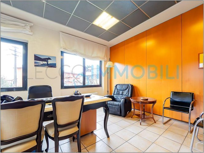 CAPANNONE CON POSTI AUTO Pescate