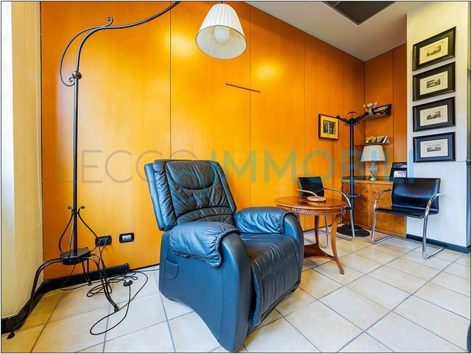 CAPANNONE CON POSTI AUTO Pescate