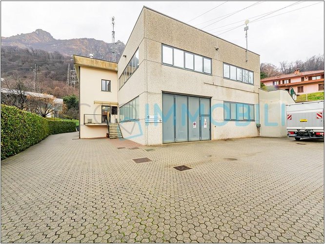 CAPANNONE CON PORZIONE DI CORTILE Pescate