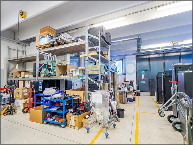 CAPANNONE CON PORZIONE DI CORTILE Pescate