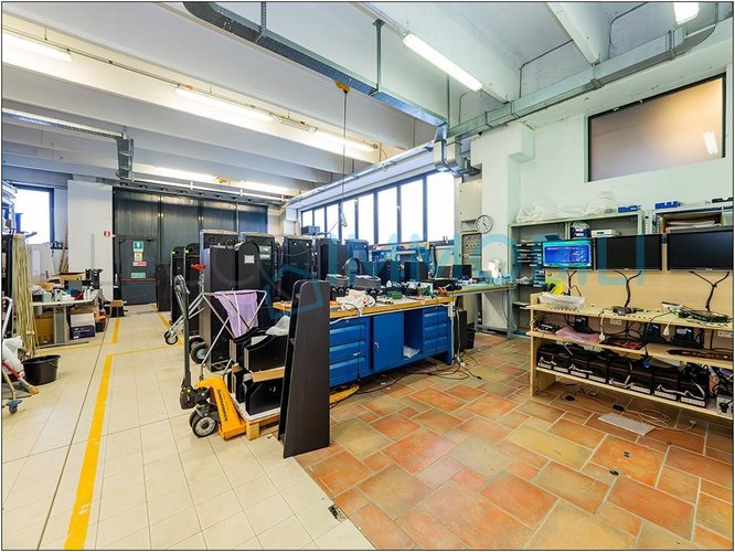 CAPANNONE CON PORZIONE DI CORTILE Pescate