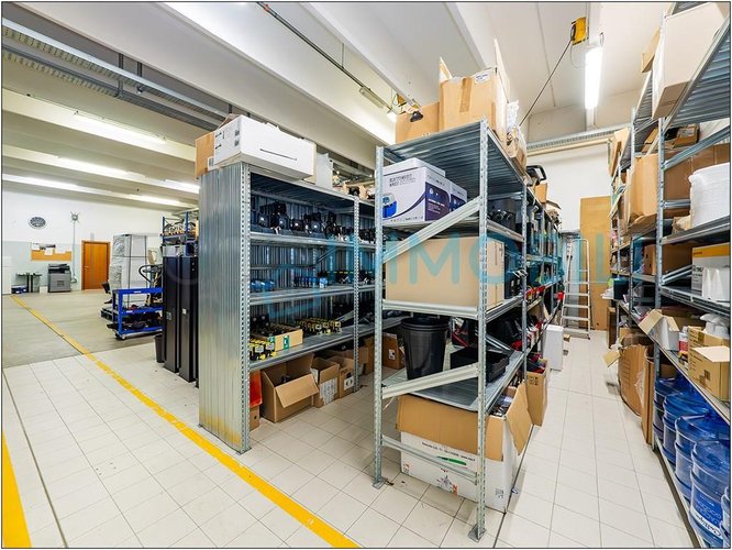 CAPANNONE CON PORZIONE DI CORTILE Pescate