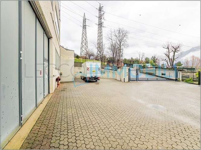 CAPANNONE CON PORZIONE DI CORTILE Pescate