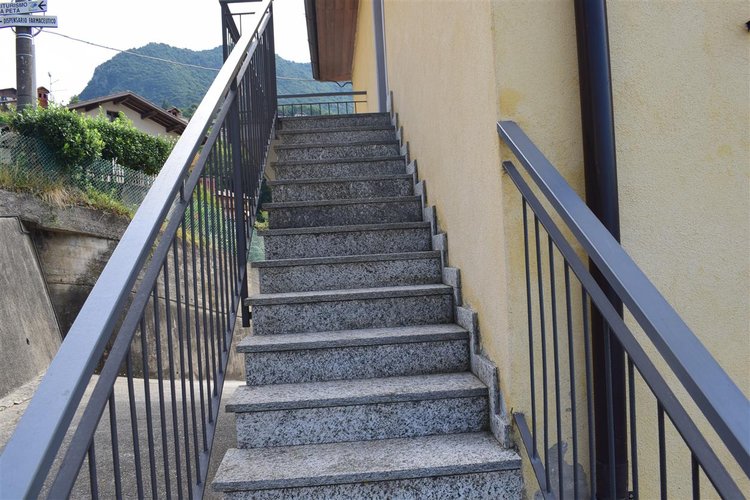 Costa Serina affare bilocali arredati con box Costa Serina