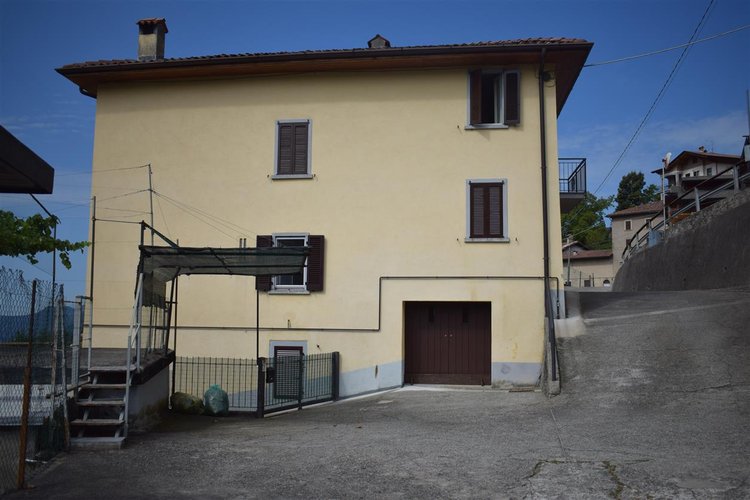 Costa Serina affare bilocali arredati con box