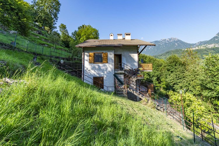 Algua Pagliaro, in villetta bifamiliare, ottimo trilocale con giardino e ampio terrazzo Algua